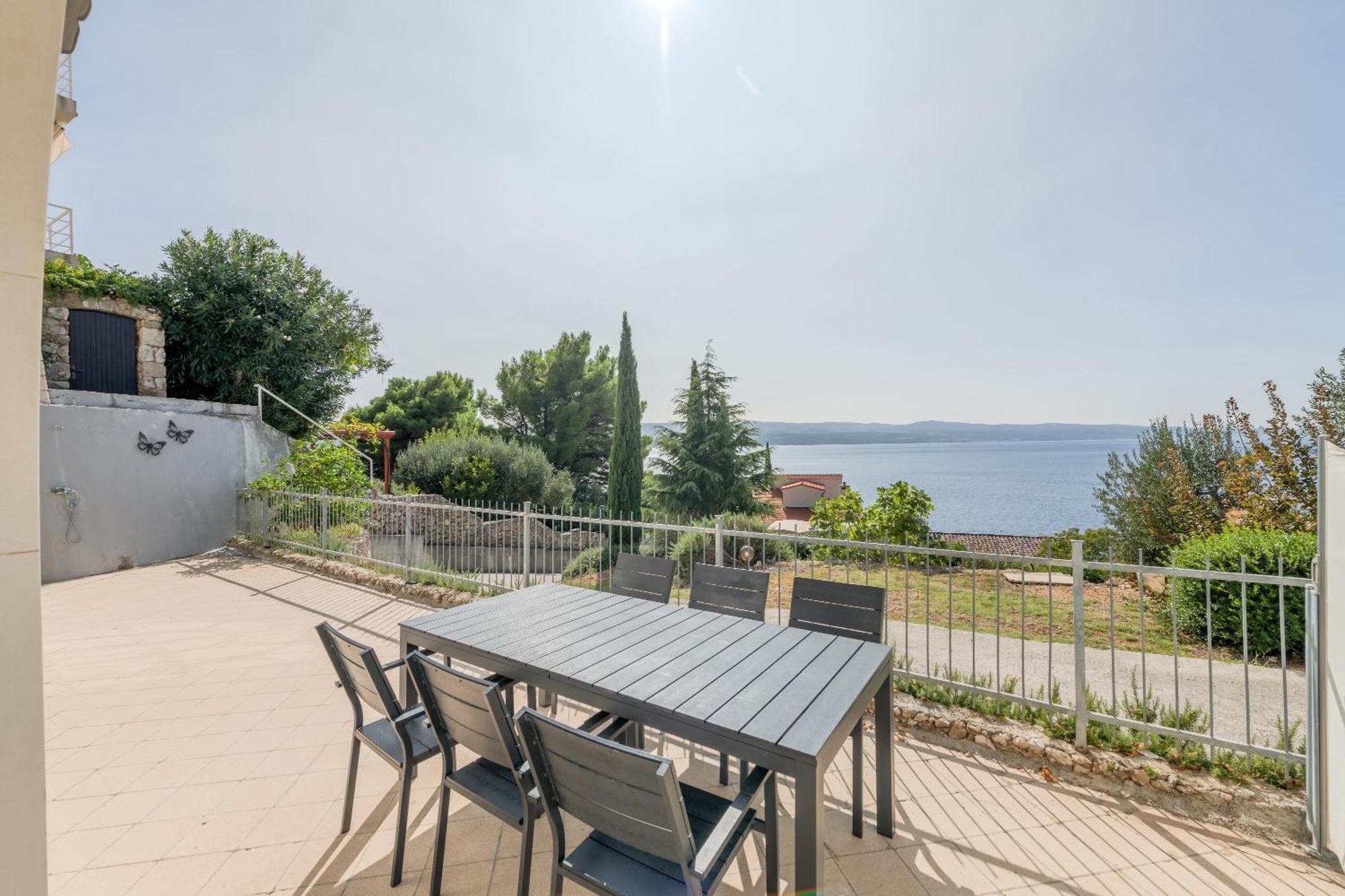 Apartments With Pool Vrdoljak Омиш Номер фото