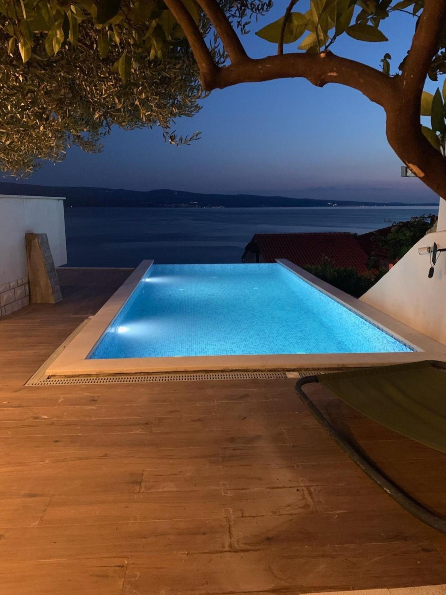 Apartments With Pool Vrdoljak Омиш Номер фото