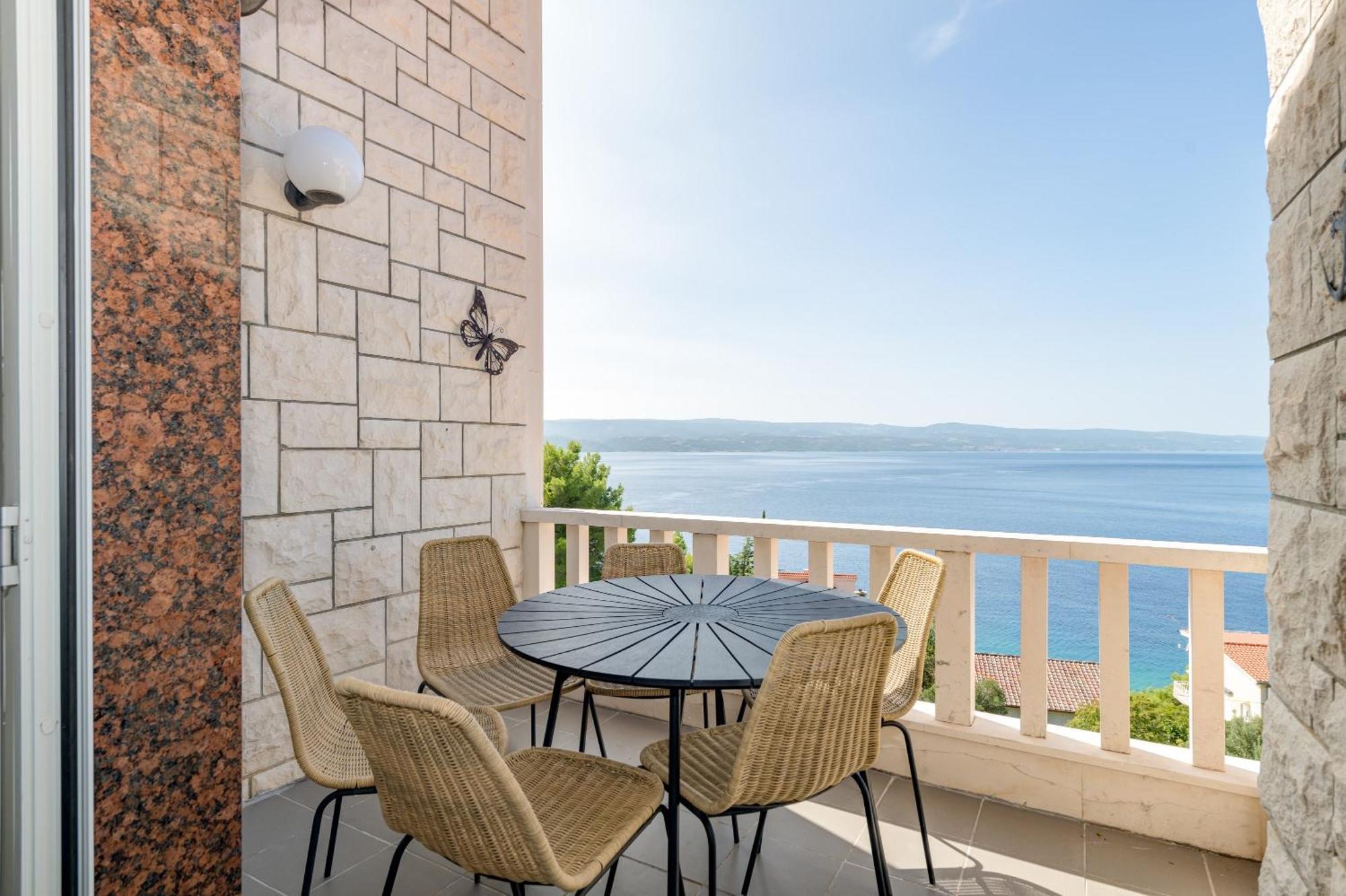 Apartments With Pool Vrdoljak Омиш Номер фото