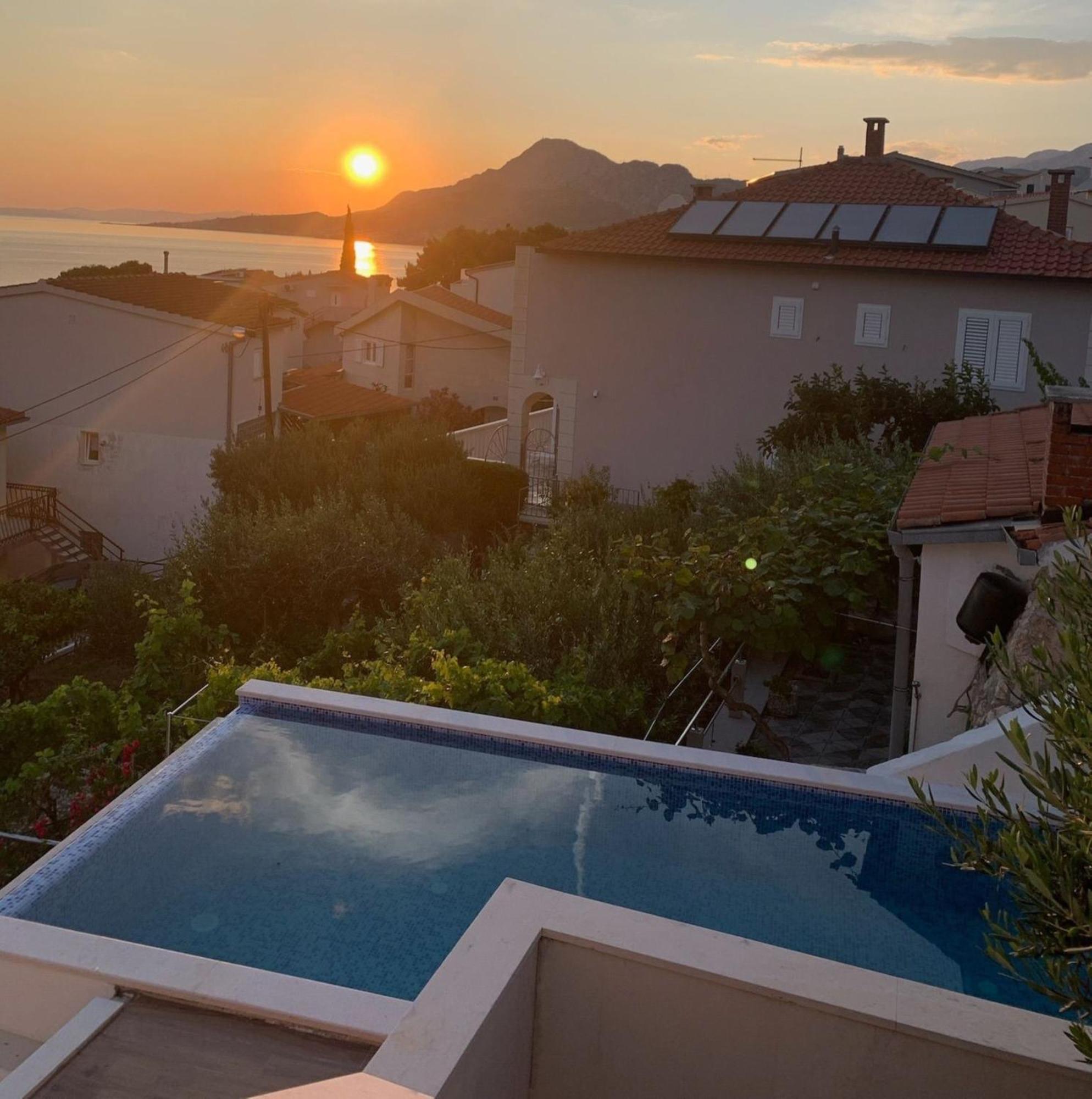 Apartments With Pool Vrdoljak Омиш Номер фото