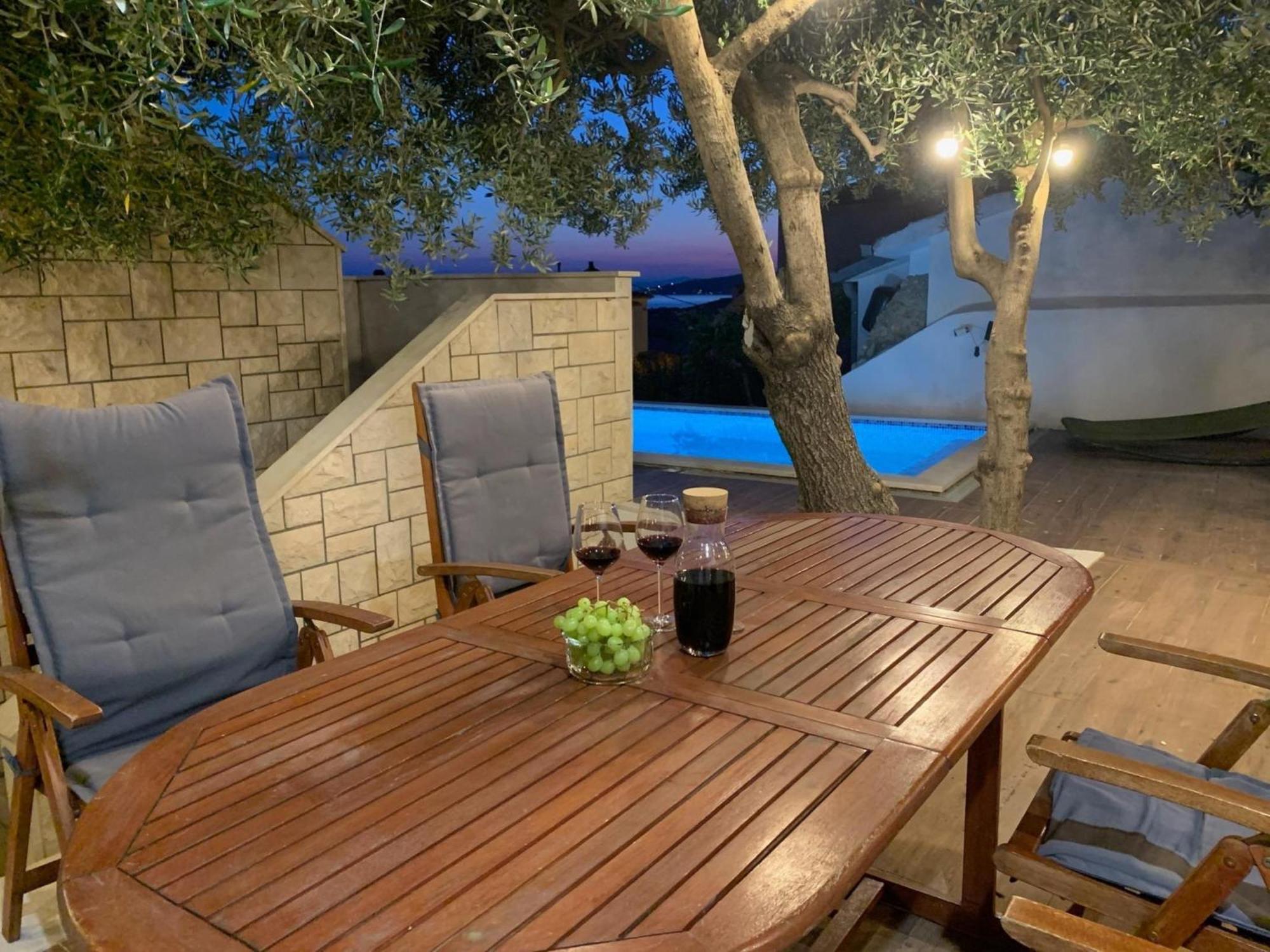 Apartments With Pool Vrdoljak Омиш Номер фото