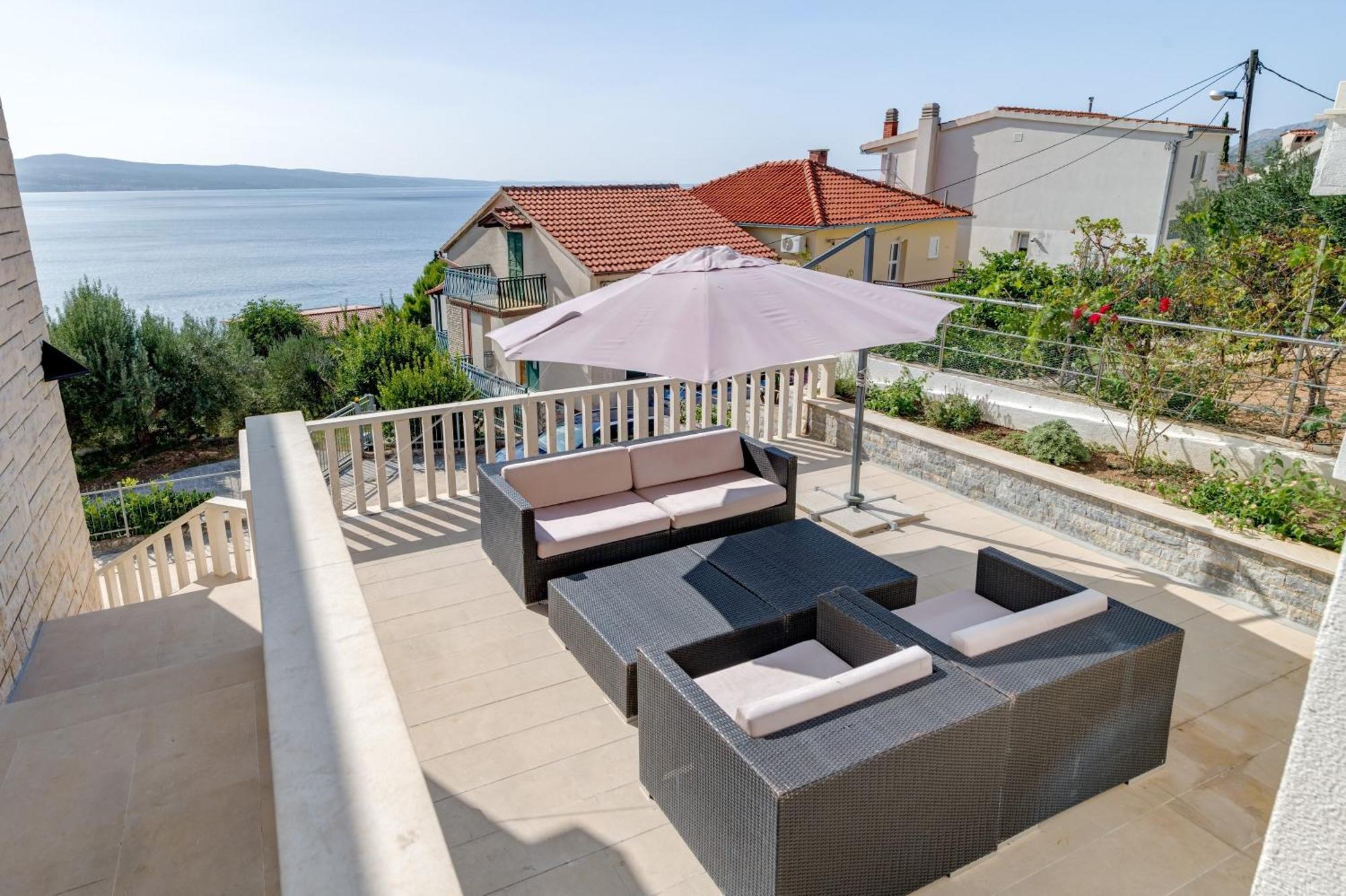 Apartments With Pool Vrdoljak Омиш Номер фото