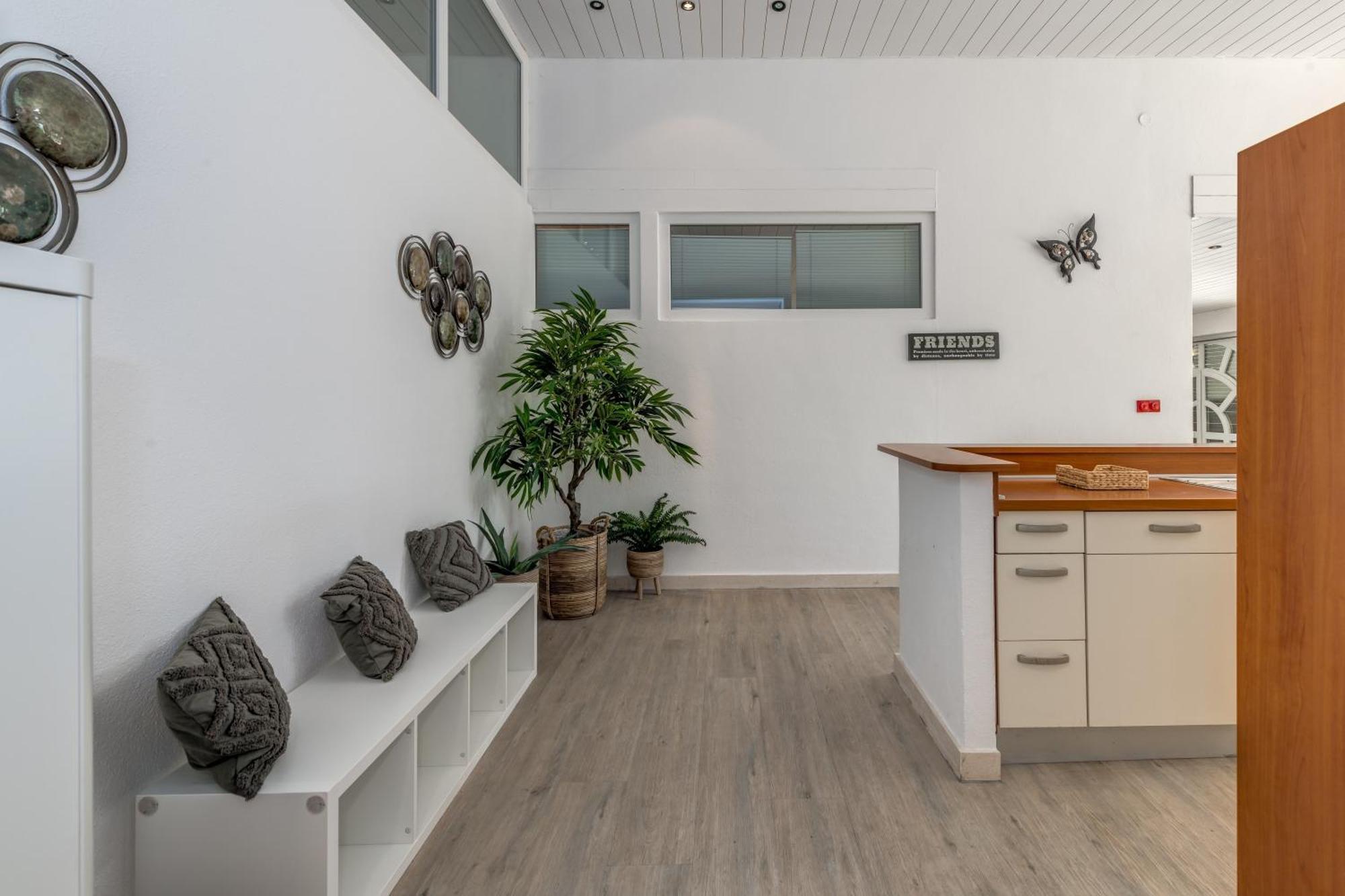 Apartments With Pool Vrdoljak Омиш Номер фото