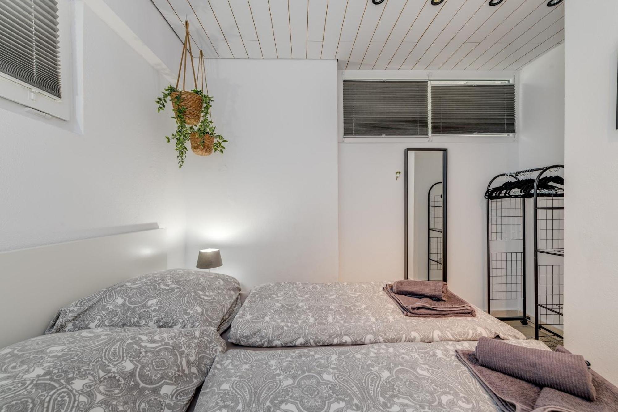 Apartments With Pool Vrdoljak Омиш Номер фото