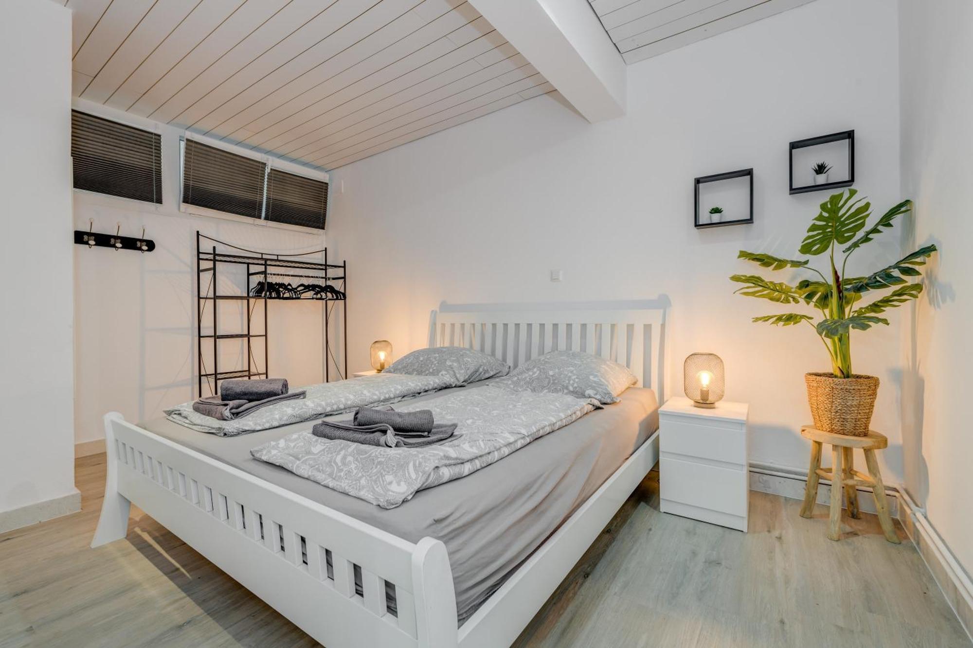Apartments With Pool Vrdoljak Омиш Номер фото