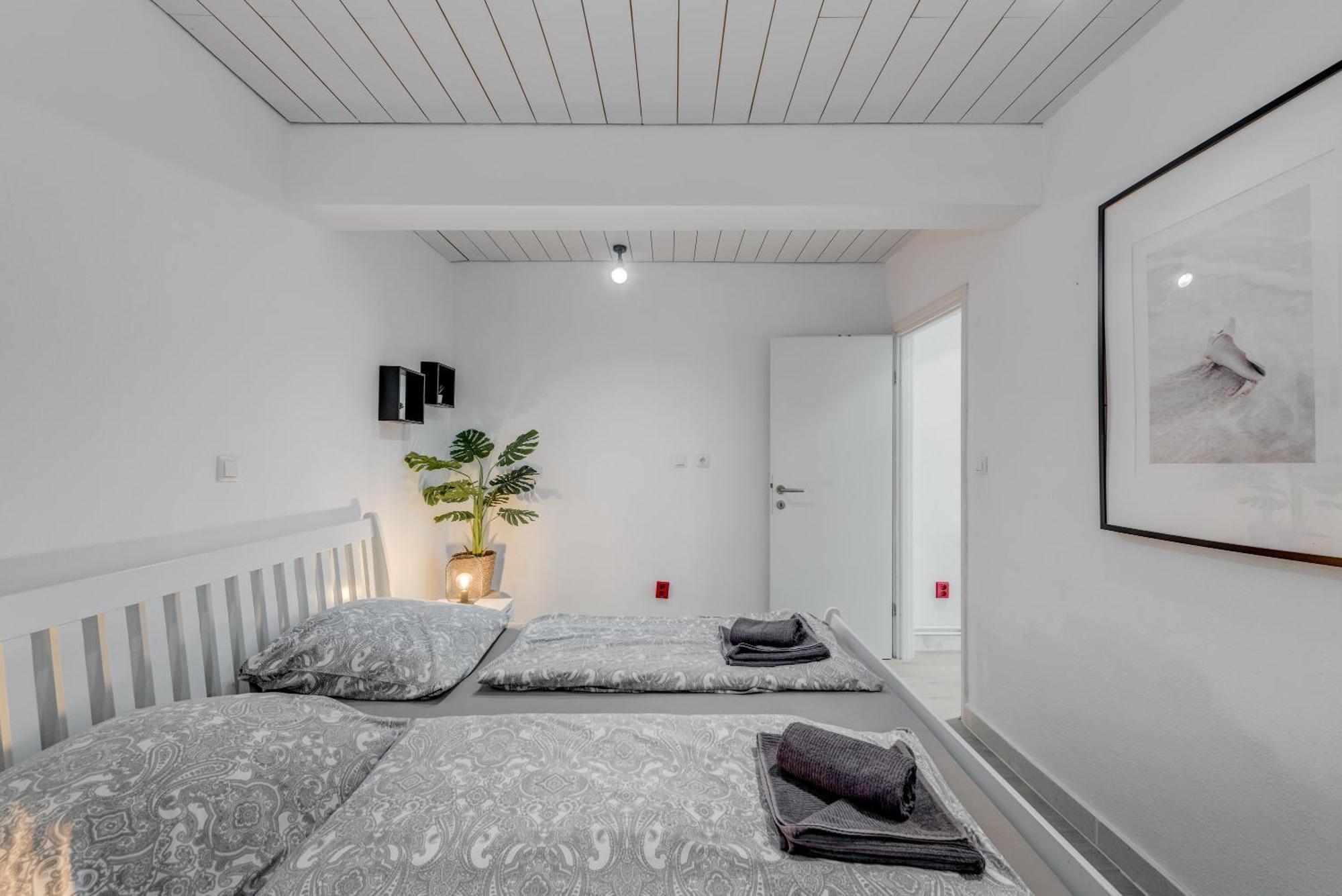 Apartments With Pool Vrdoljak Омиш Номер фото