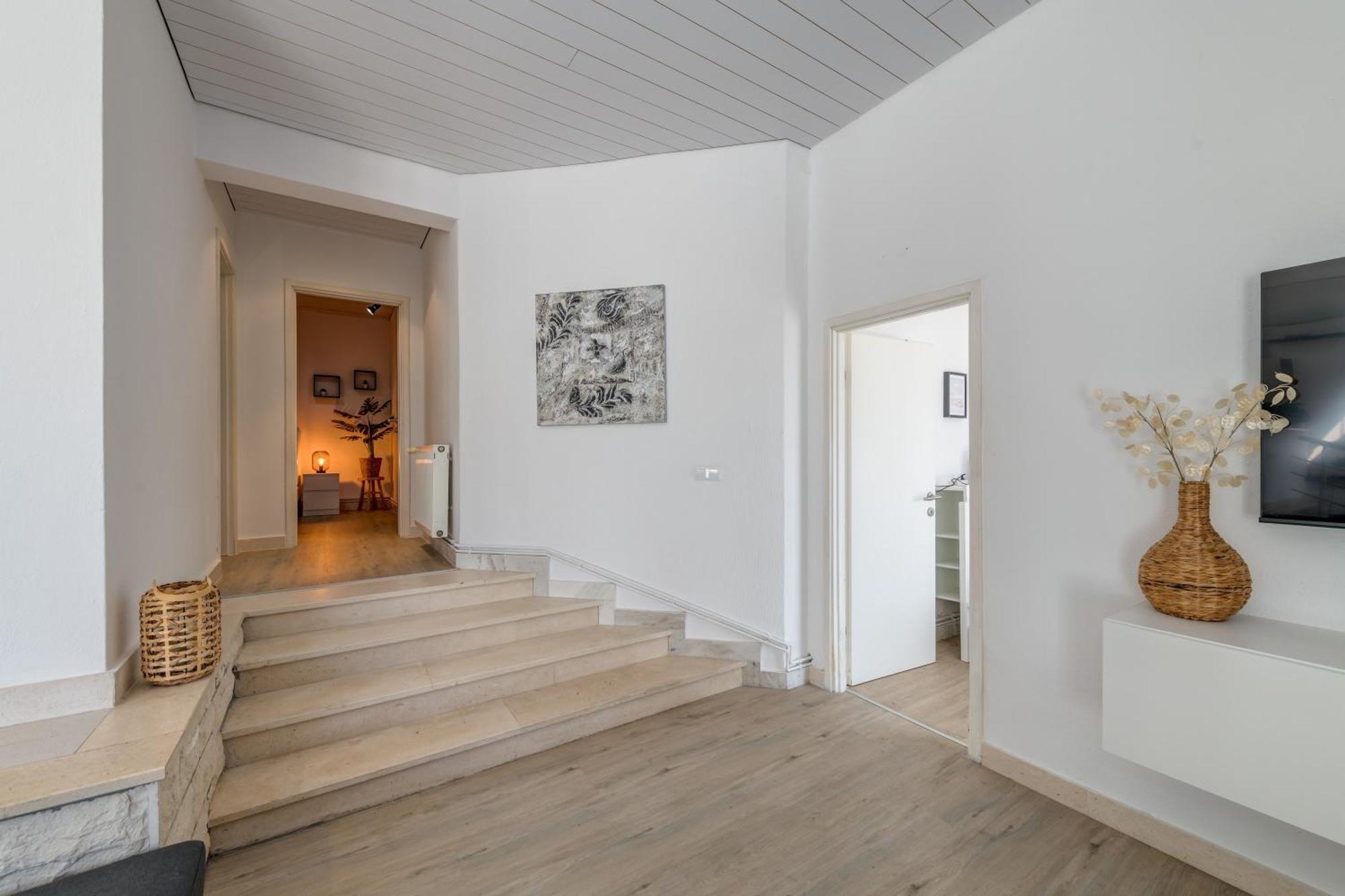 Apartments With Pool Vrdoljak Омиш Номер фото