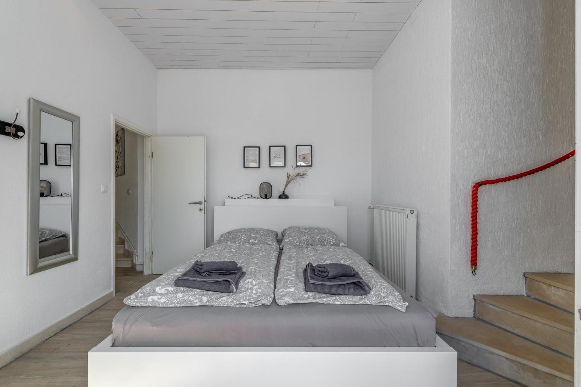 Apartments With Pool Vrdoljak Омиш Номер фото