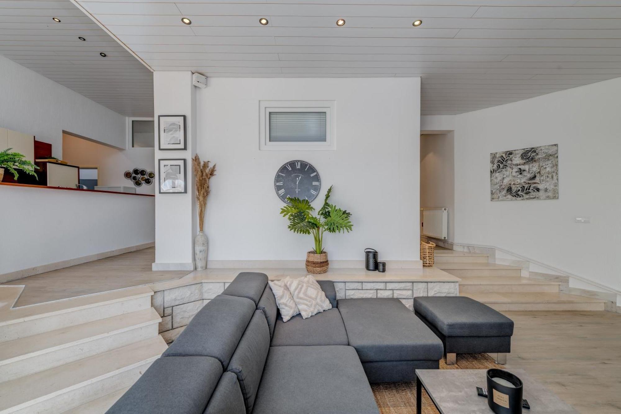 Apartments With Pool Vrdoljak Омиш Номер фото