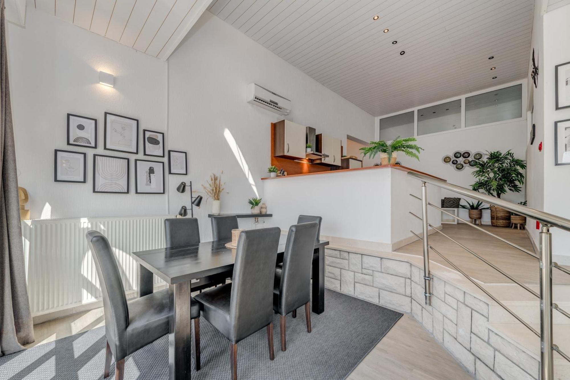 Apartments With Pool Vrdoljak Омиш Номер фото