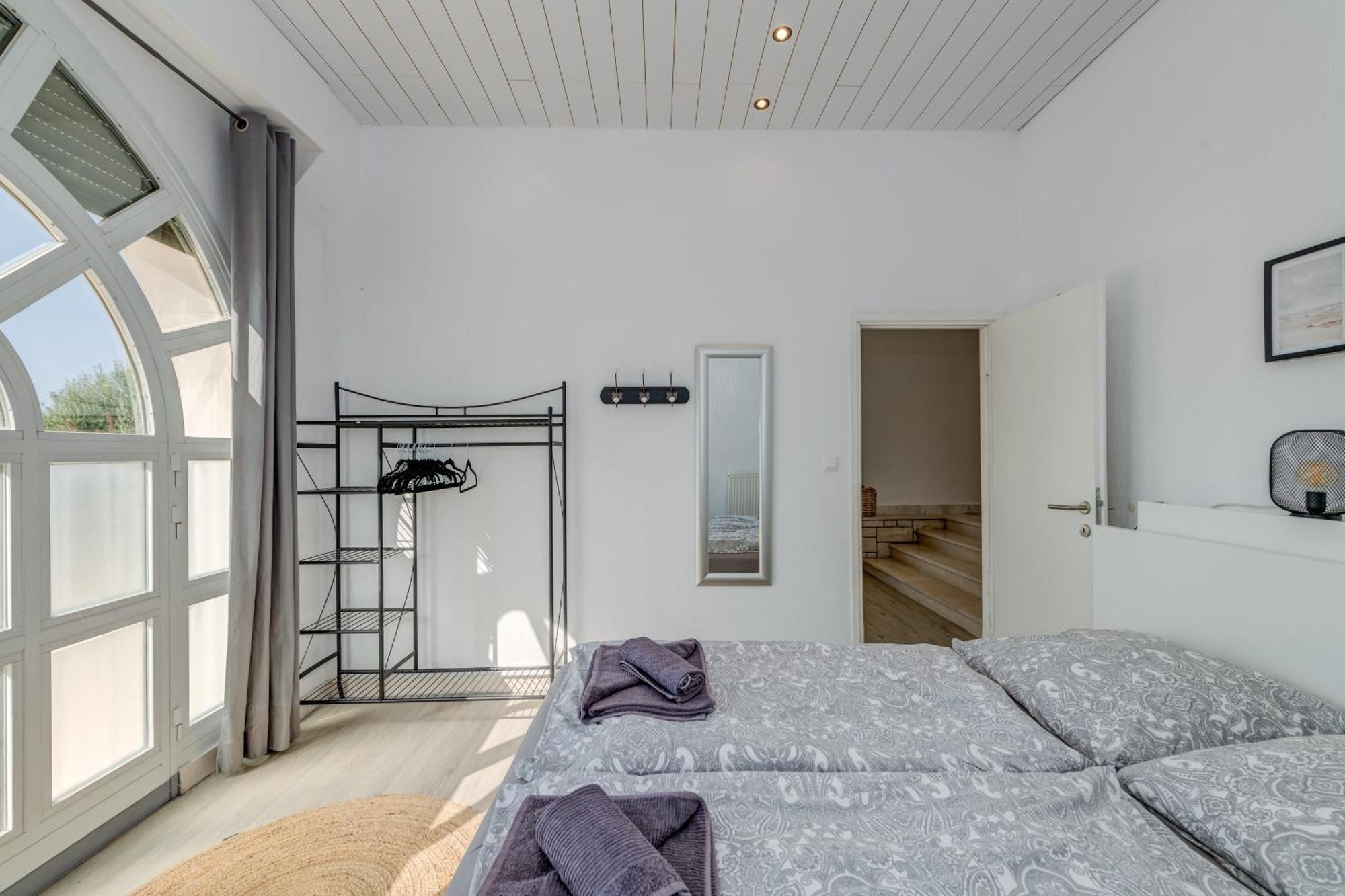Apartments With Pool Vrdoljak Омиш Номер фото