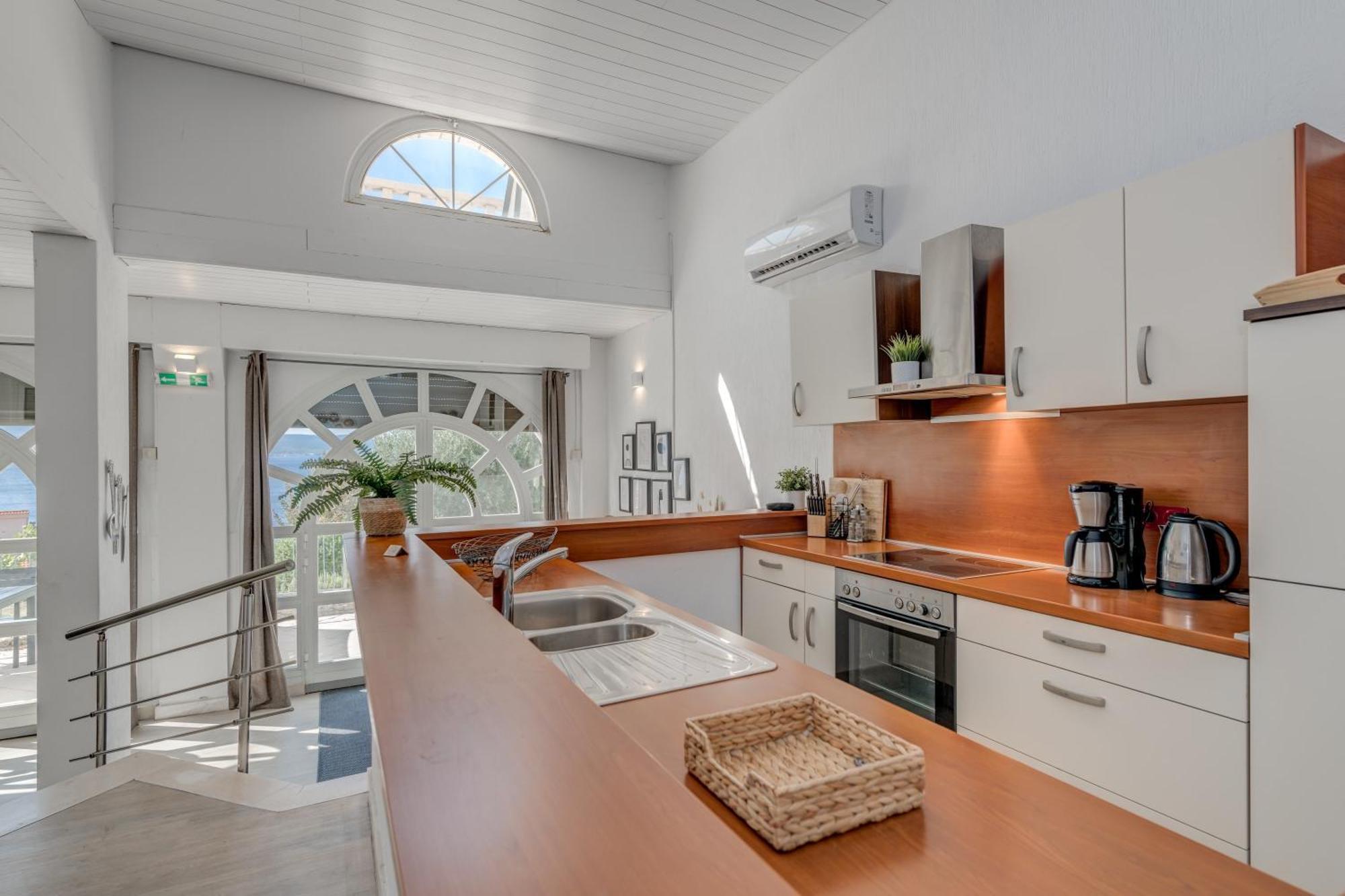 Apartments With Pool Vrdoljak Омиш Номер фото