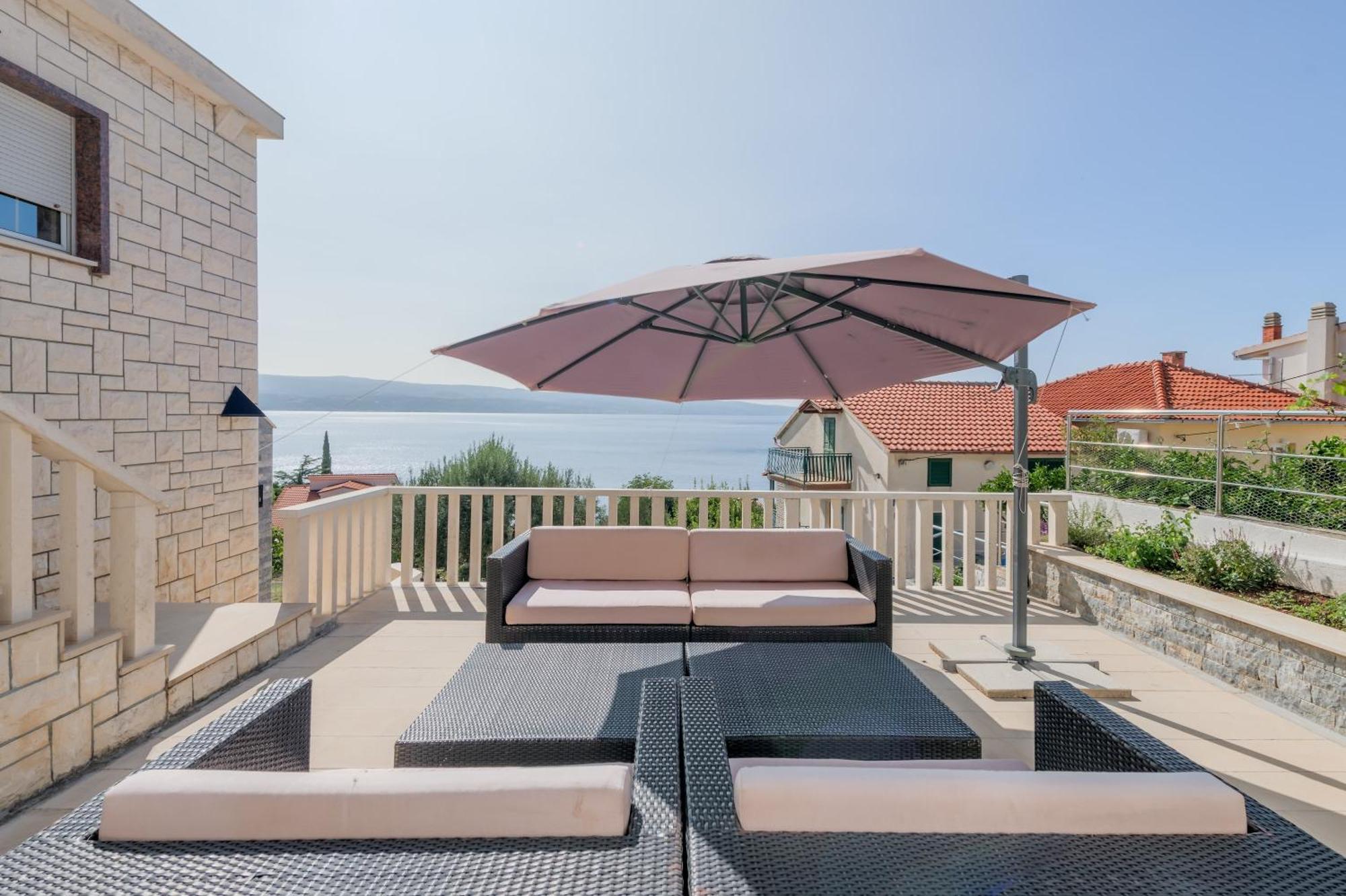 Apartments With Pool Vrdoljak Омиш Номер фото