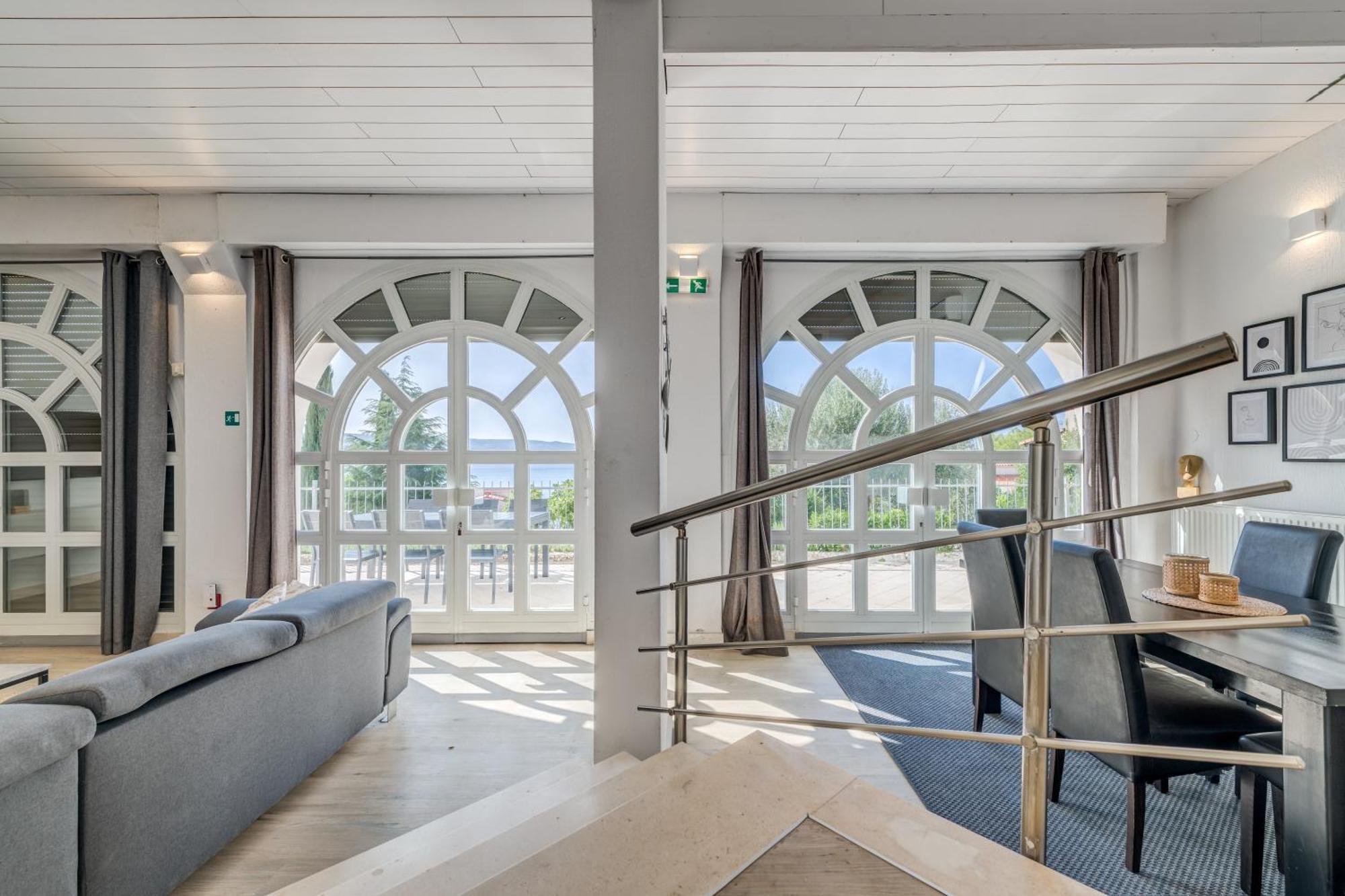 Apartments With Pool Vrdoljak Омиш Номер фото