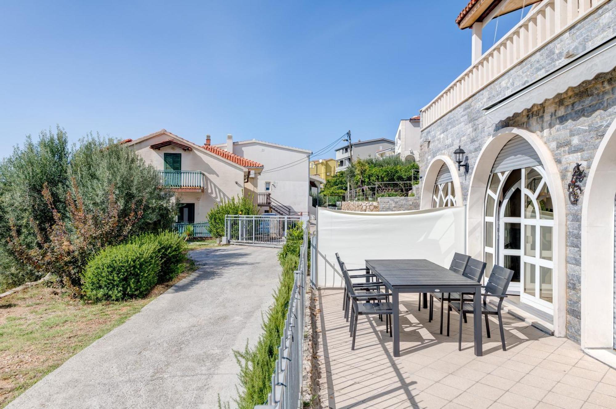 Apartments With Pool Vrdoljak Омиш Номер фото