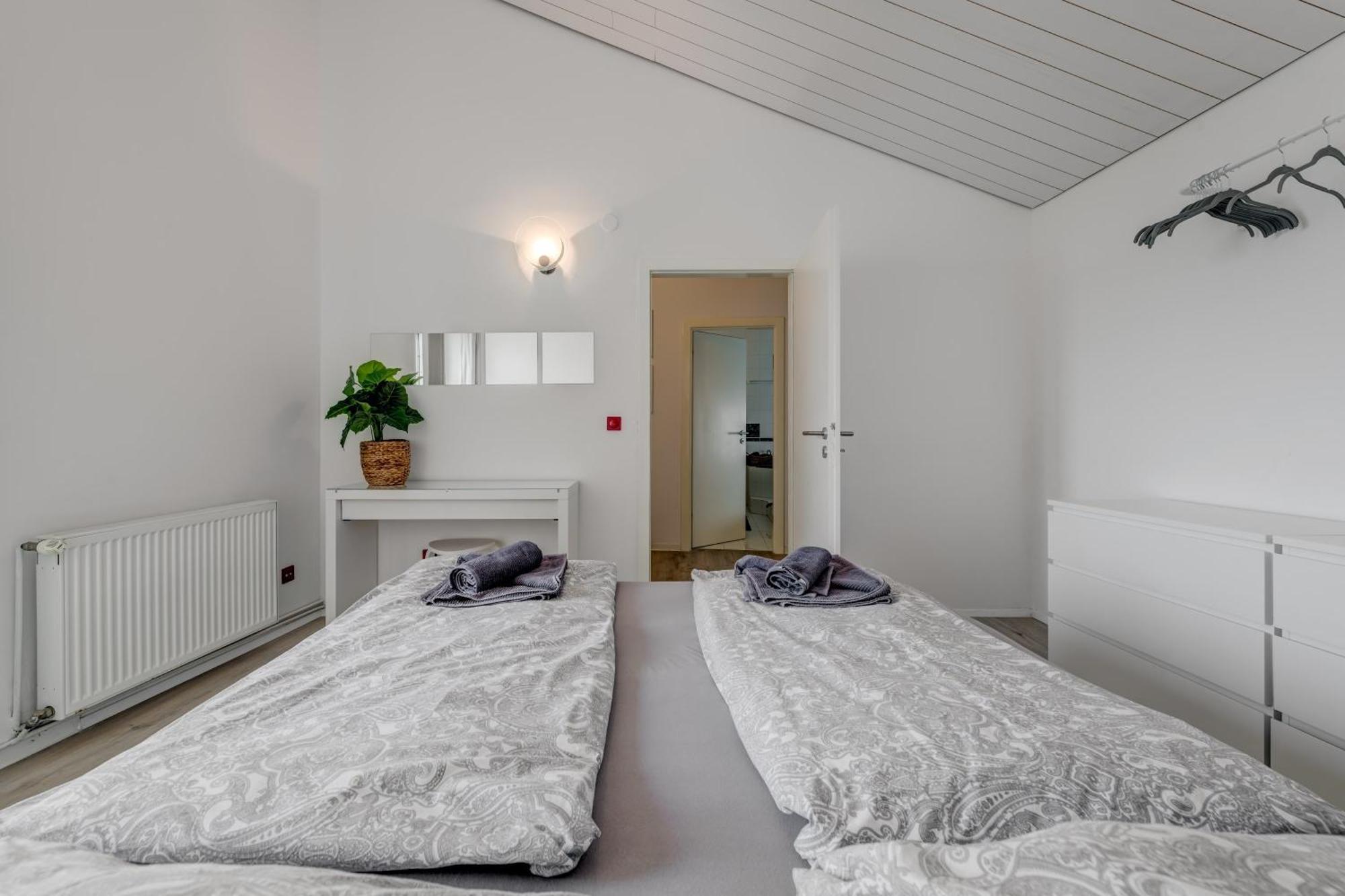 Apartments With Pool Vrdoljak Омиш Номер фото