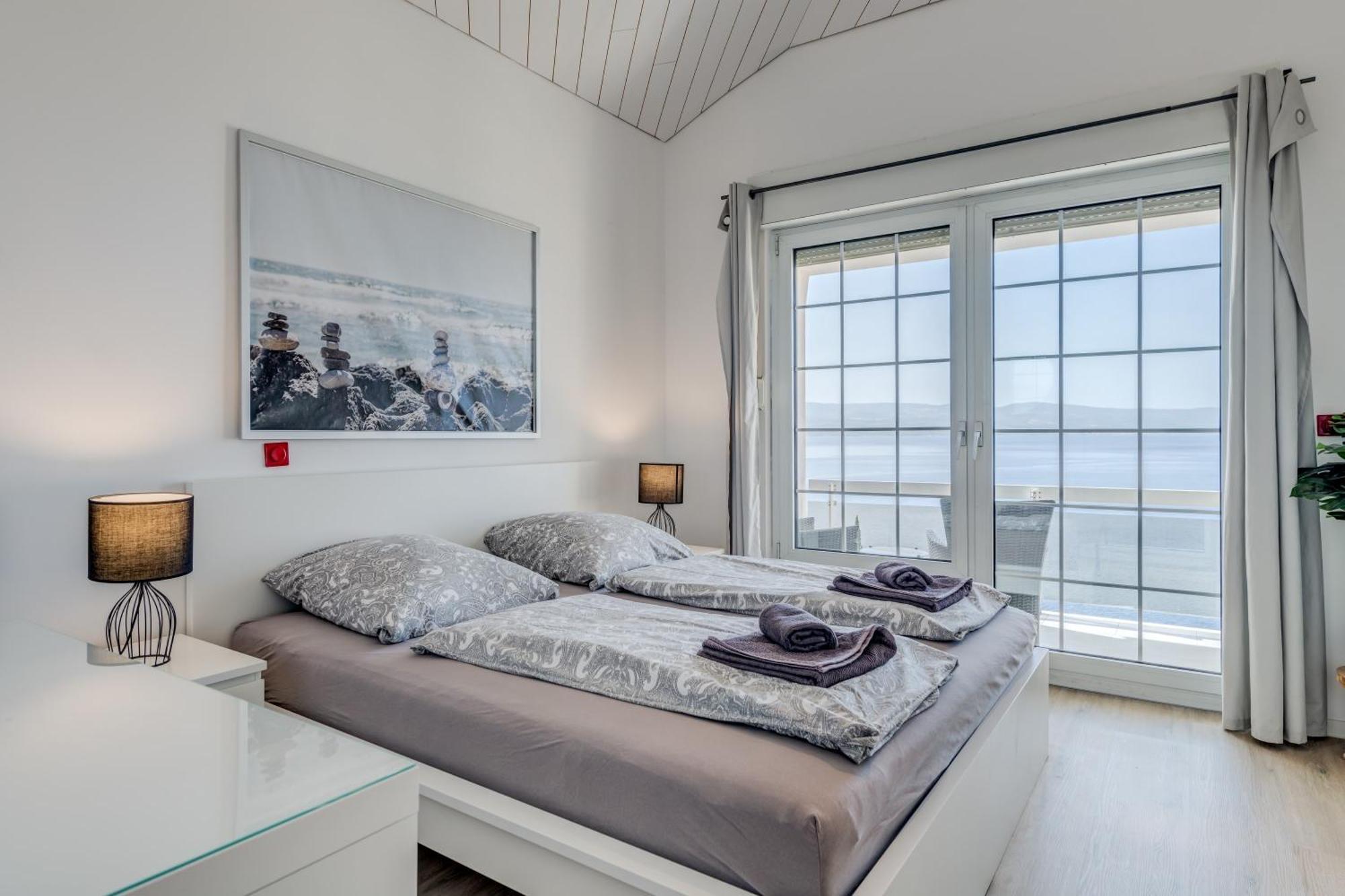 Apartments With Pool Vrdoljak Омиш Номер фото