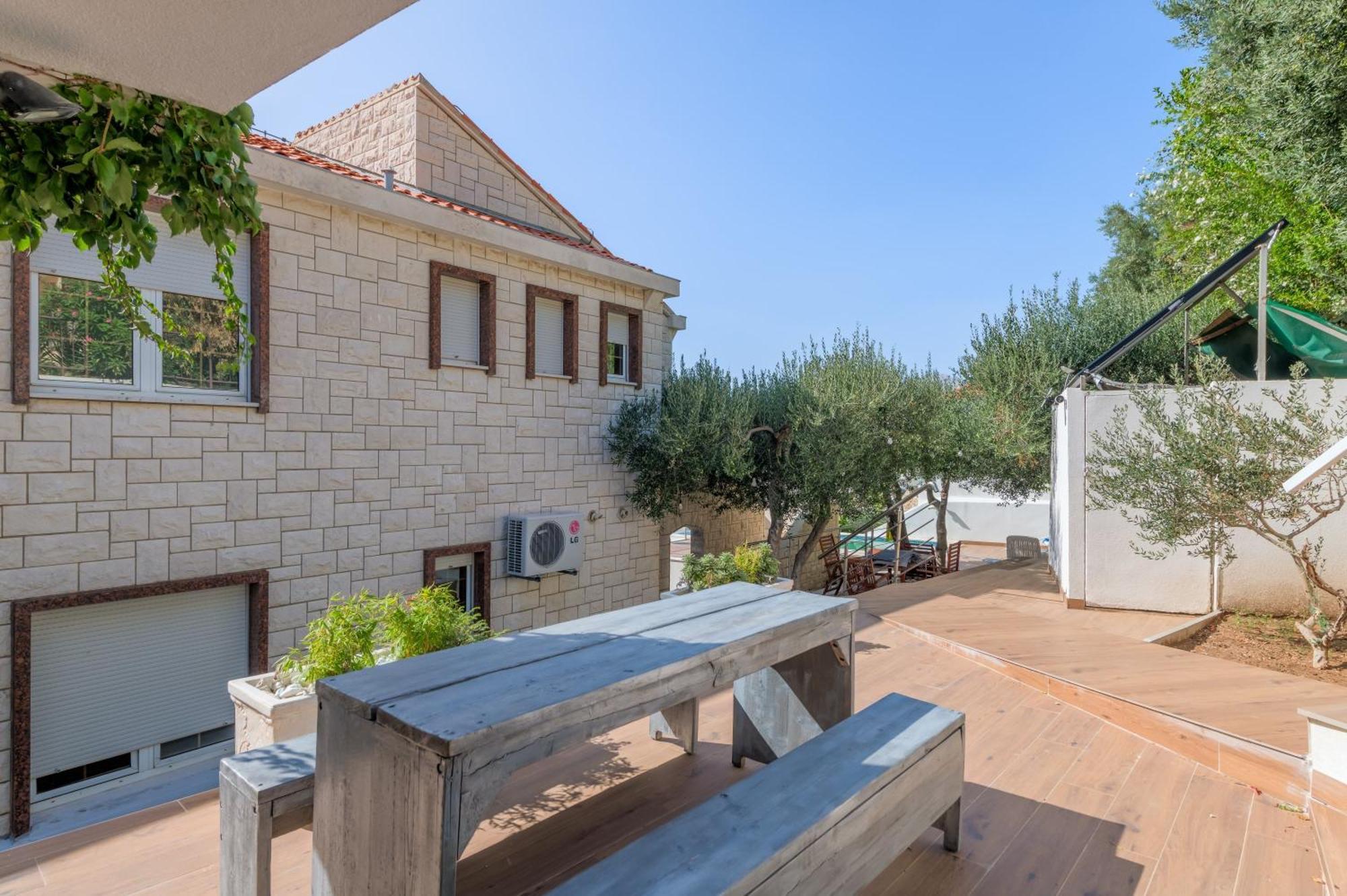Apartments With Pool Vrdoljak Омиш Номер фото