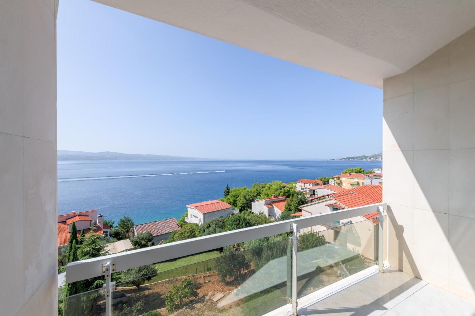 Apartments With Pool Vrdoljak Омиш Номер фото
