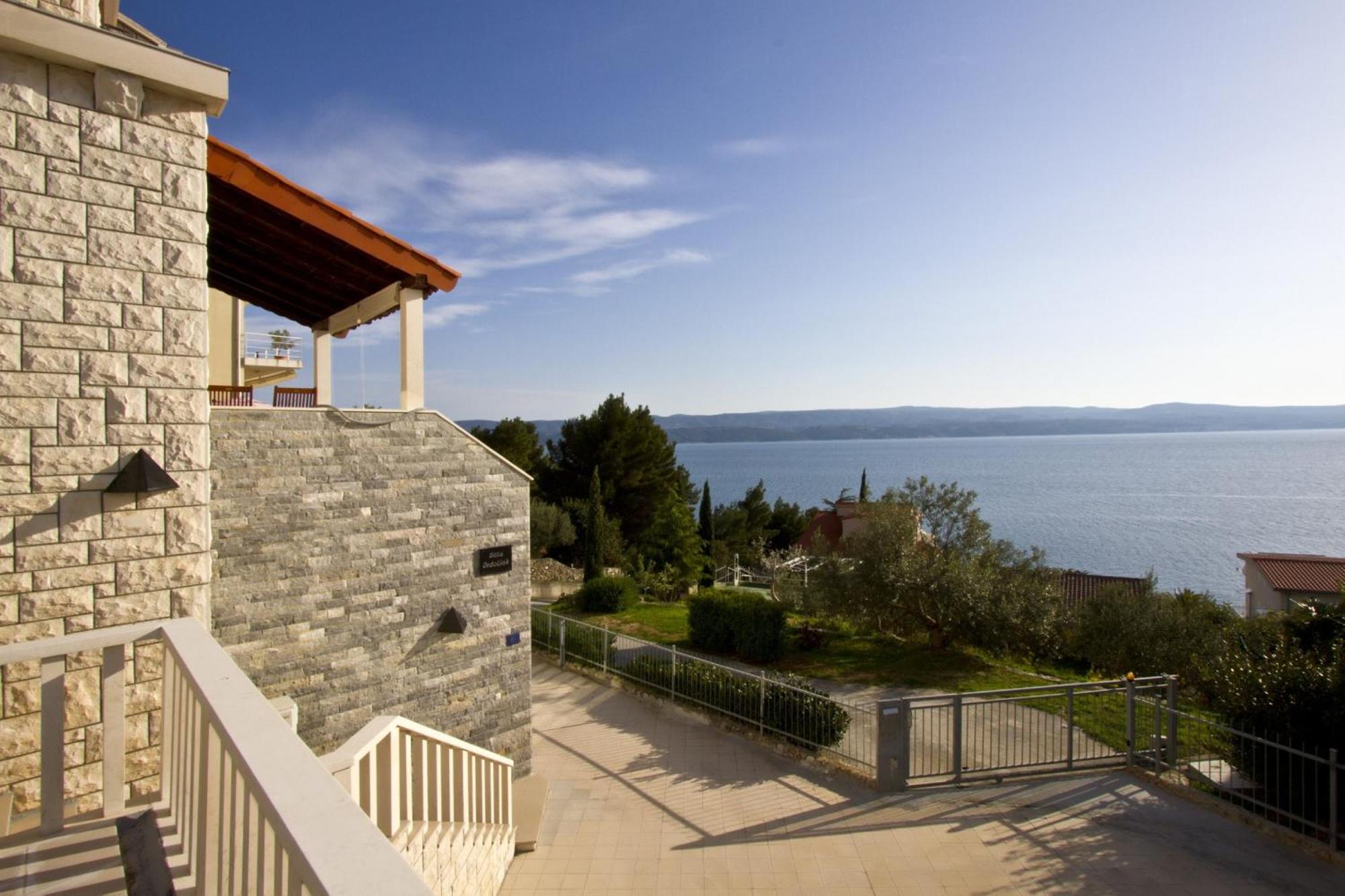 Apartments With Pool Vrdoljak Омиш Номер фото
