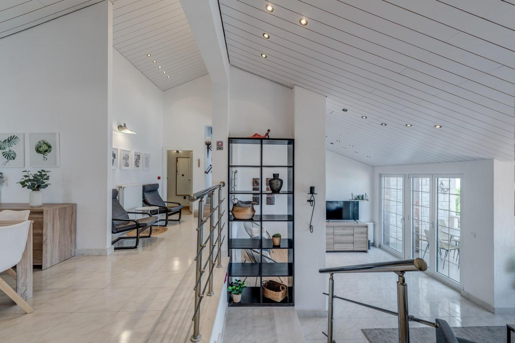 Apartments With Pool Vrdoljak Омиш Номер фото