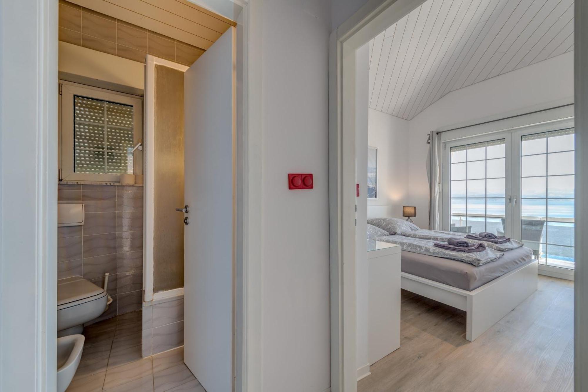 Apartments With Pool Vrdoljak Омиш Номер фото