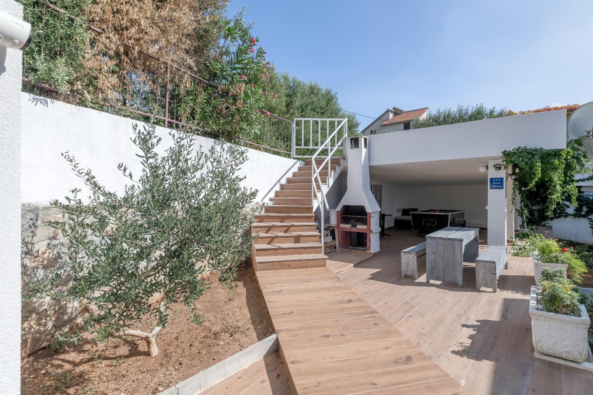 Apartments With Pool Vrdoljak Омиш Номер фото
