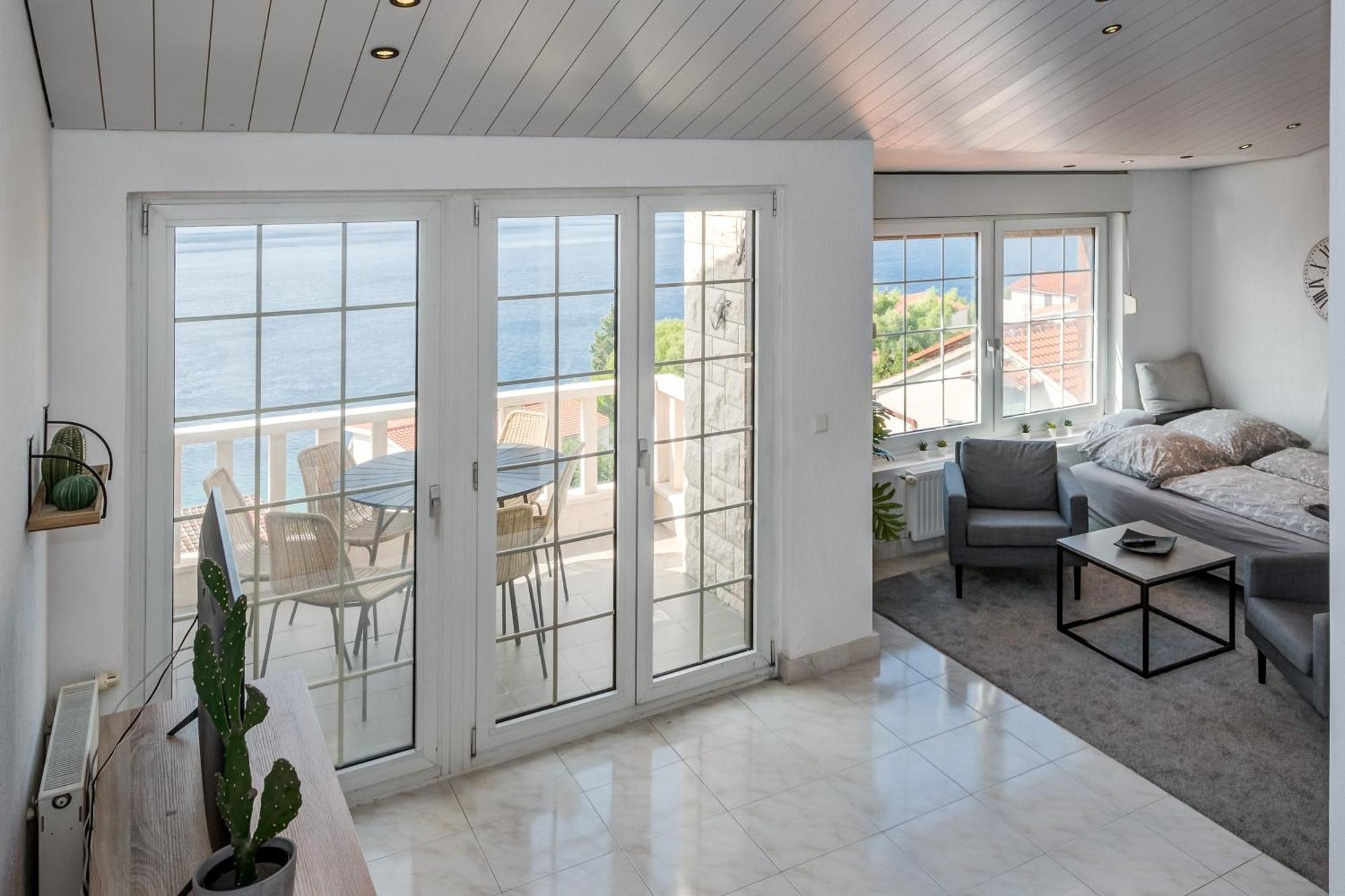 Apartments With Pool Vrdoljak Омиш Номер фото
