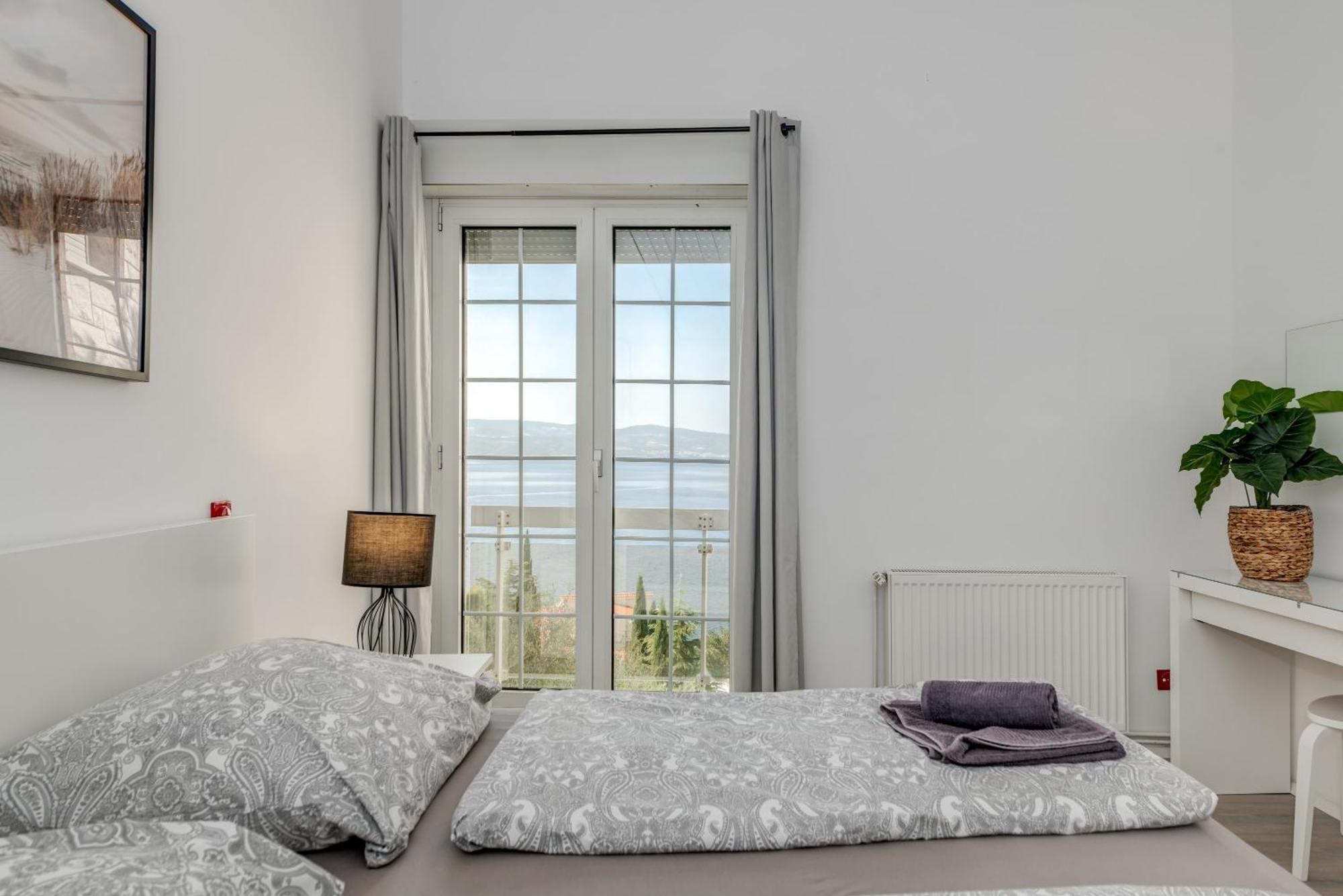 Apartments With Pool Vrdoljak Омиш Номер фото