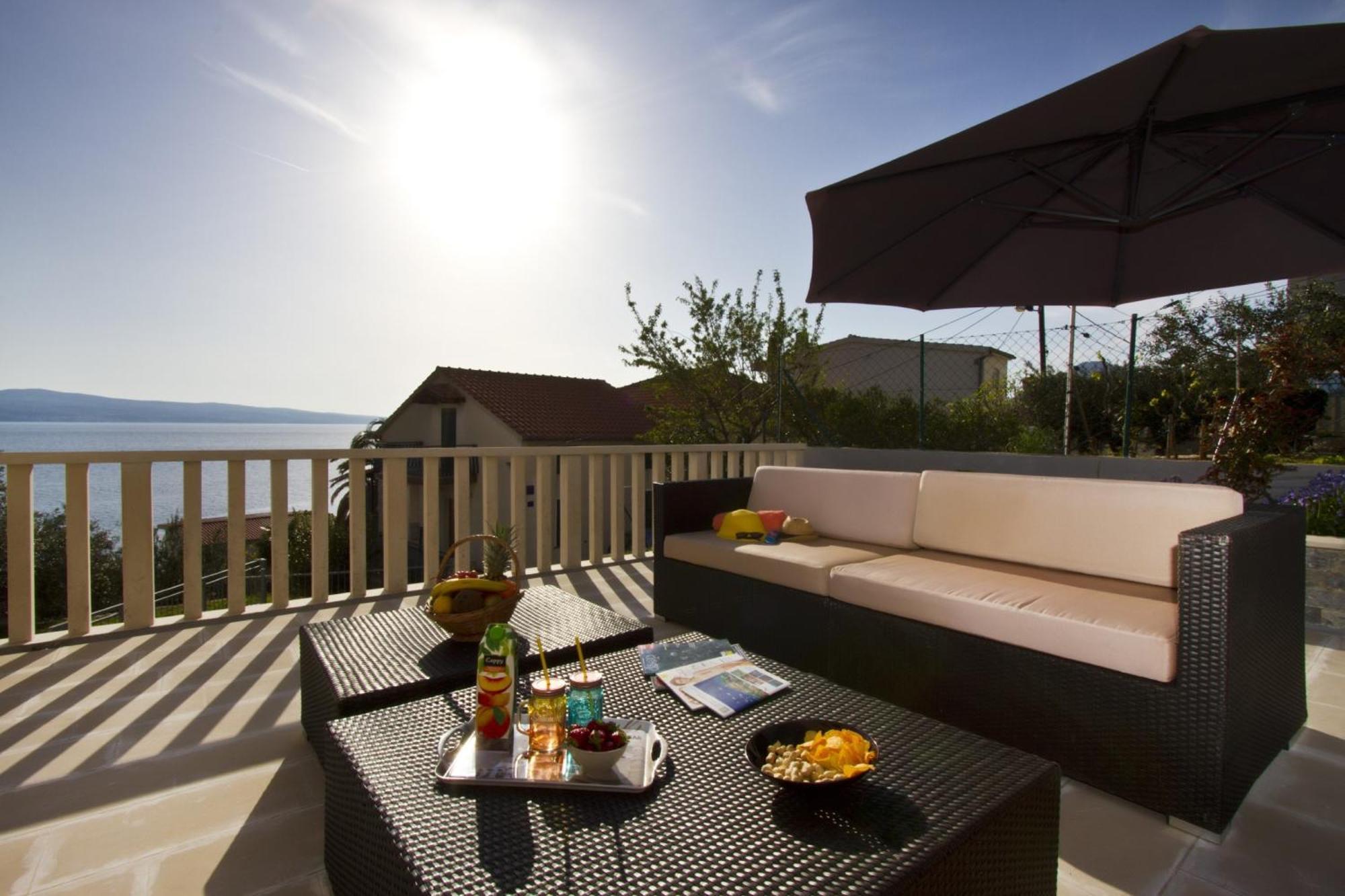 Apartments With Pool Vrdoljak Омиш Номер фото