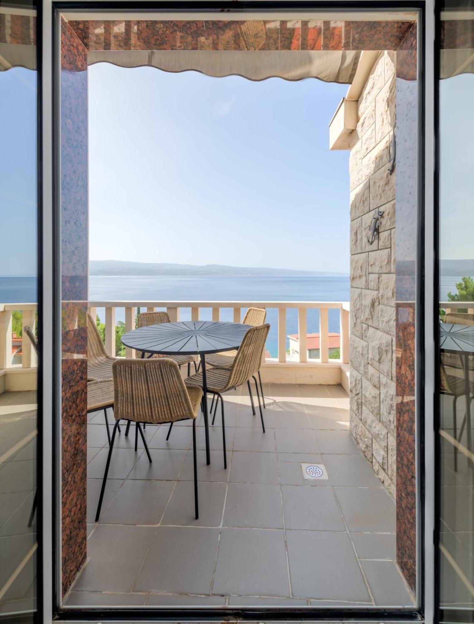 Apartments With Pool Vrdoljak Омиш Номер фото