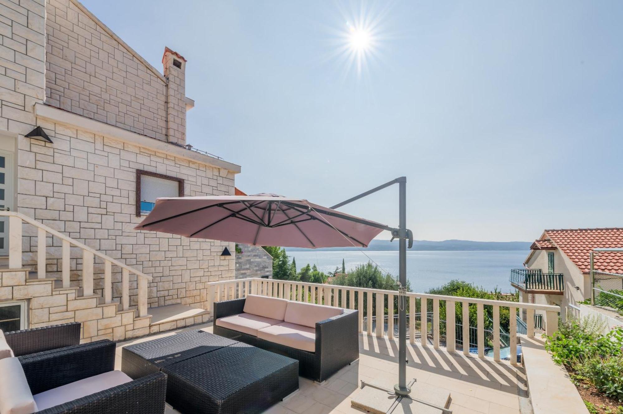 Apartments With Pool Vrdoljak Омиш Номер фото